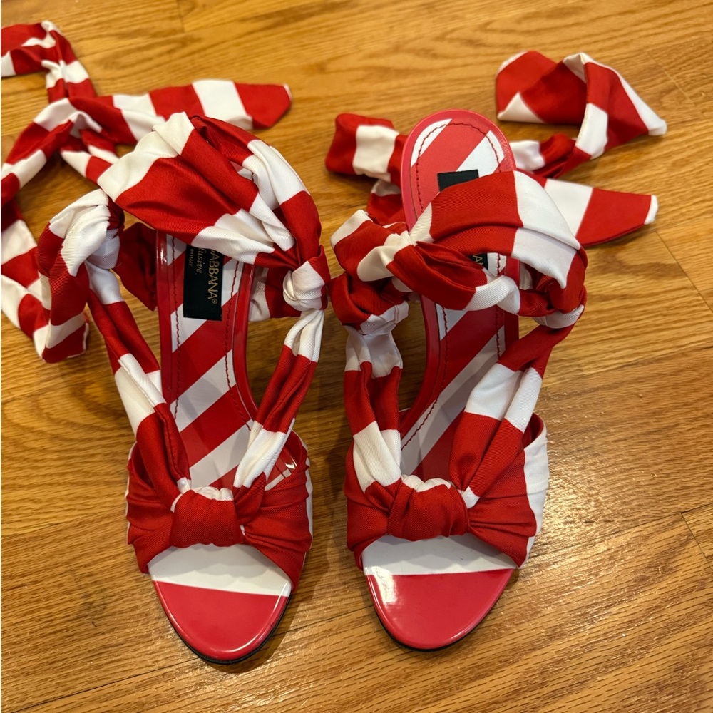 Dolce & Gabbana Red and White Stiletto Heels with Bow Details - Picture 2 of 3